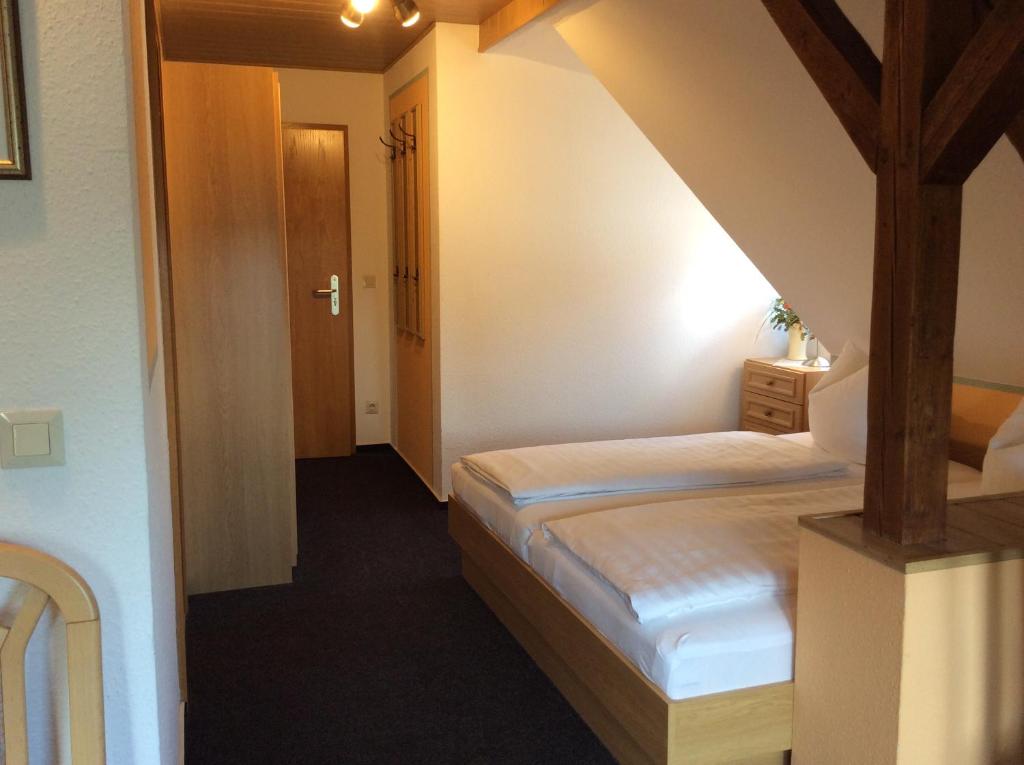 Zur Eiche - Pension Bahnhofstraße 1 1.Etage im DG, 04564 Böhlen
