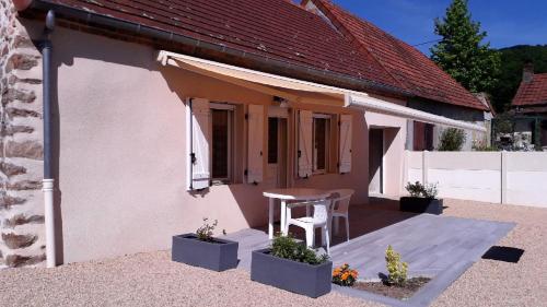 Maison d'une chambre avec piscine partagee terrasse et wifi a Estivareilles Saint-Victor france