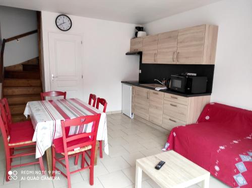 Maison d'une chambre avec terrasse amenagee et wifi a Solesmes Solesmes france