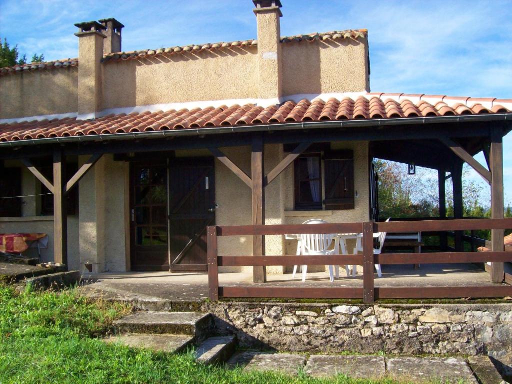 Maison de vacances Maison d'une chambre avec vue sur la ville jardin amenage et wifi a Puy l'Eveque 2 Rue des Millepertuis, 46700 Puy-lʼÉvêque