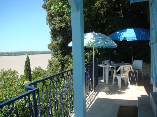 Maison dans falaise face à l'estuaire de la Gironde Gauriac france