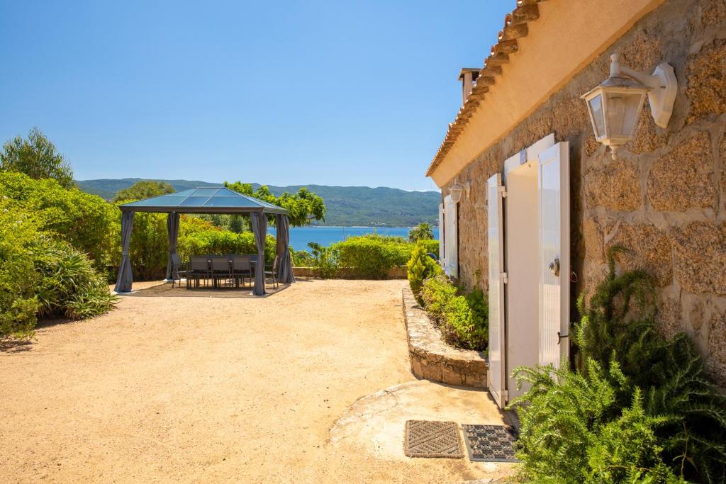 Maison de vacances Maison de 2 chambres a Isolella Pietrosella a 100 m de la plage avec vue sur la mer jardin clos et wifi Route De La Tour Isolella, 20166 Pietrosella