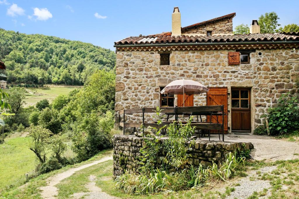 Maison de vacances Maison de 2 chambres avec jardin amenage a Saint Basile Gîte La Rossille Rossille, 07270 Saint-Basile