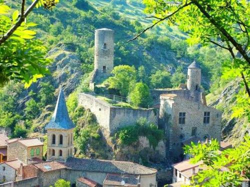 Maison de 2 chambres avec jardin clos et wifi a Saint Floret Saint-Floret france