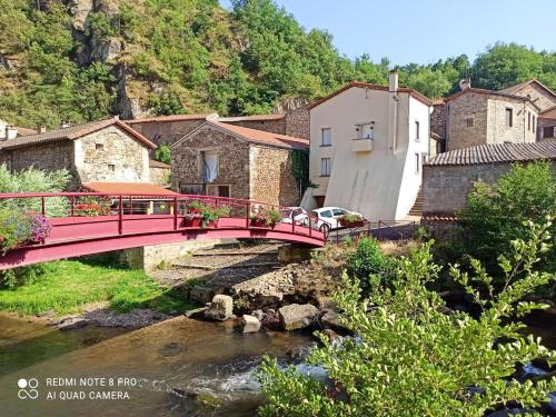 Maison de vacances Maison de 2 chambres avec jardin clos et wifi a Saint Floret 1 Place du Marronnier Auvergne-Rhône-Alpes, Puy-de-Dôme Saint-Floret