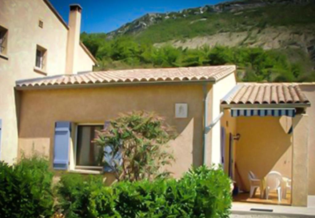 Maison de vacances Maison de 2 chambres avec piscine partagee jardin amenage et wifi a La Roche sur le Buis Hameau les Sias, 26170 La Roche-sur-le-Buis, France, 26170 La Roche-sur-le-Buis