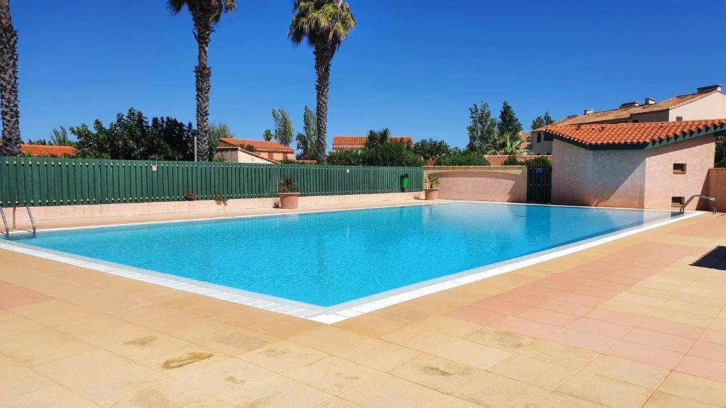 Maison de vacances Maison de 2 chambres avec piscine partagee jardin clos et wifi a Saint Cyprien 2 Rue Pierre Mac Orlan, 66750 Saint-Cyprien