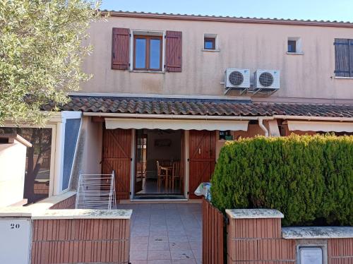 Maison de 2 chambres avec piscine partagee terrasse amenagee et wifi a Vias Vias france