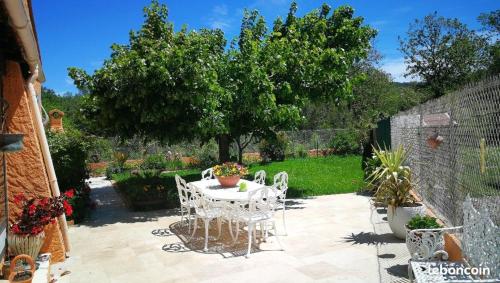 Maison de 2 chambres avec piscine privee jardin clos et wifi a Forcalqueiret Forcalqueiret france