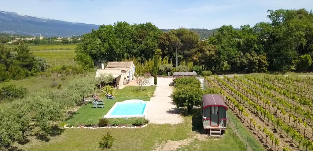 Maison de vacances Maison de 2 chambres avec piscine privee jardin clos et wifi a Modene 862 Route de Mazan, 84330 Modène