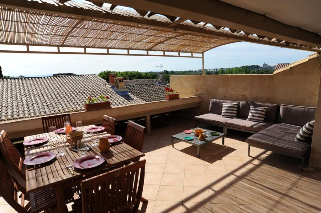 Maison de vacances Maison de 2 chambres avec terrasse amenagee et wifi a Villeneuve les Avignon 5 Rue du Grand Bourguet, 30400 Villeneuve-lès-Avignon