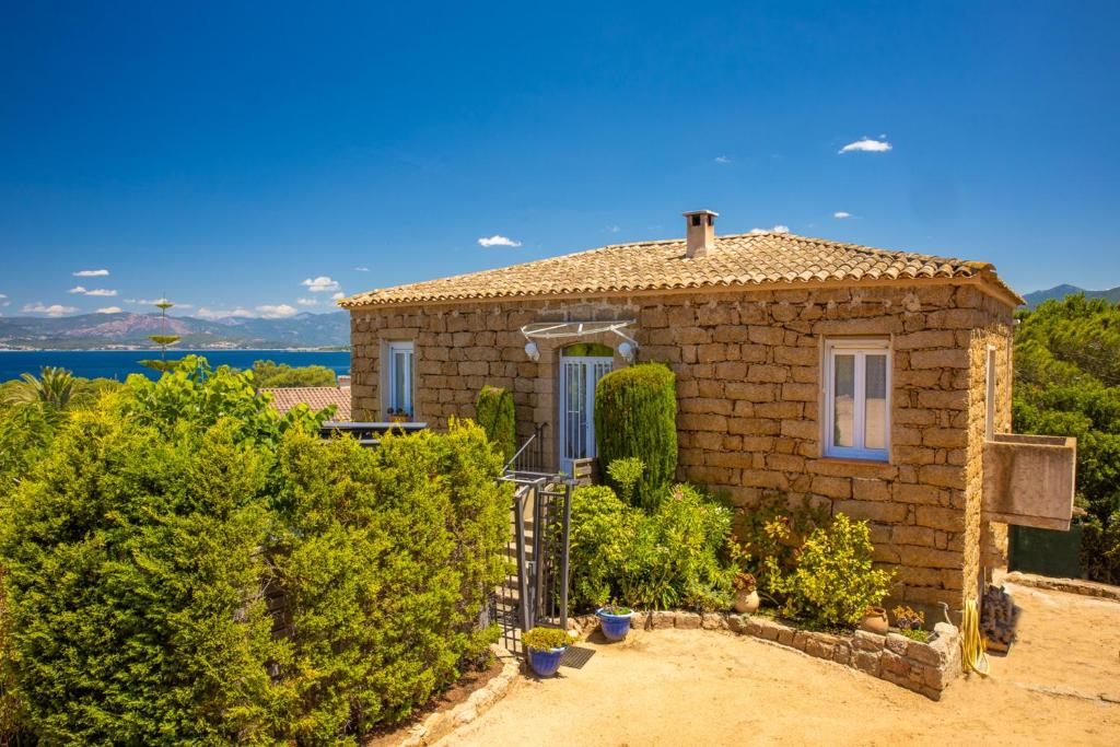 Maison de vacances Maison de 2 chambres avec vue sur la mer jardin clos et wifi a Pietrosella Isolella, 20166 Pietrosella, 20166 Pietrosella