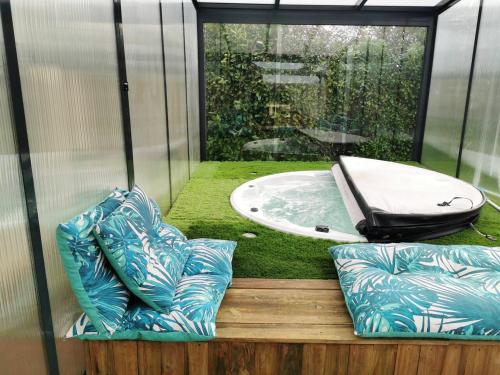 Maison de 3 chambres avec jacuzzi jardin clos et wifi a Saint Germain d'Aunay Saint-Germain-dʼAunay france