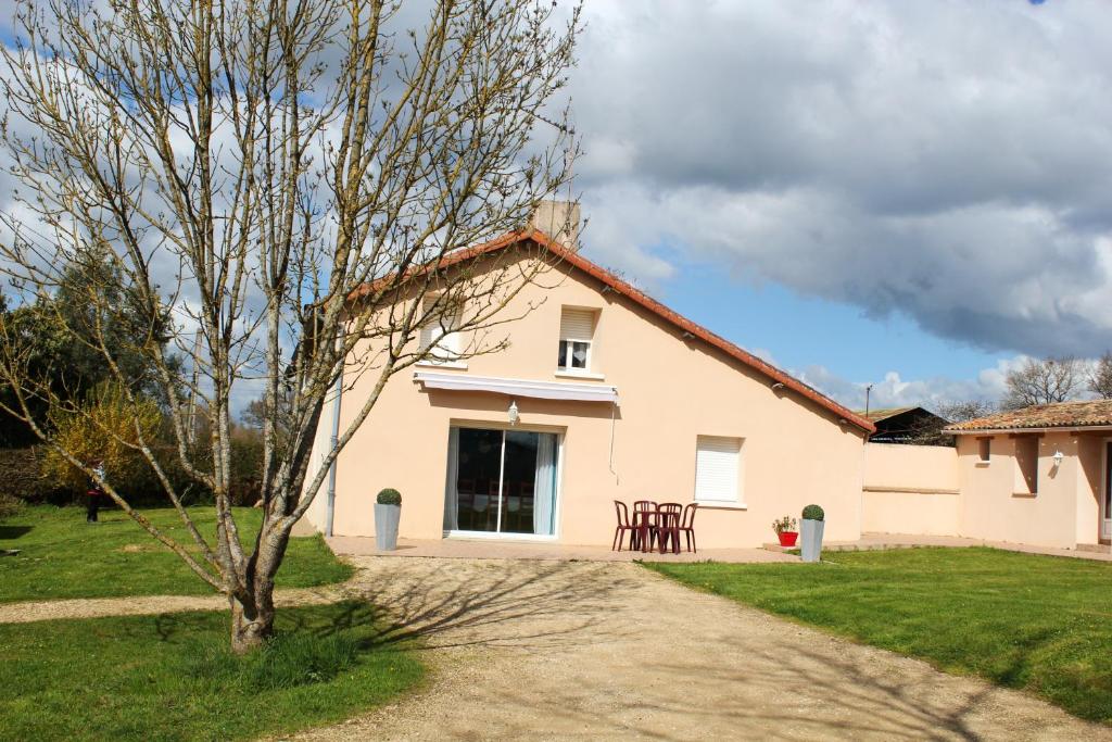 Maison de vacances Maison de 3 chambres avec jardin clos et wifi a Vasles 4 La Cornulière, 79340 Vasles