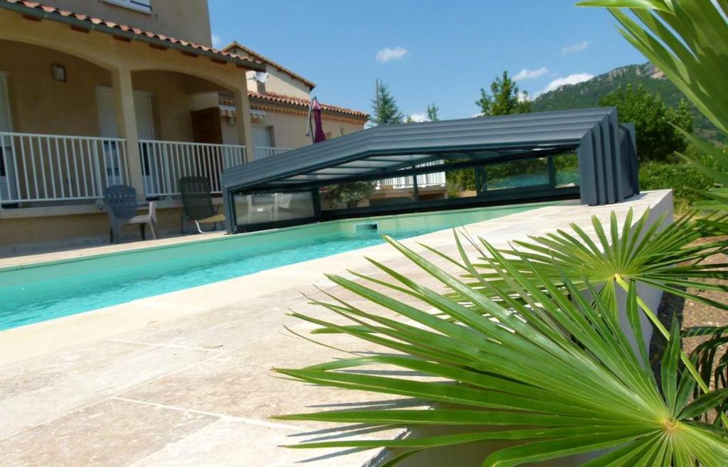 Maison de vacances Maison de 3 chambres avec piscine partagee jardin amenage et wifi a Nant Route du Durzon, 12230 Nant