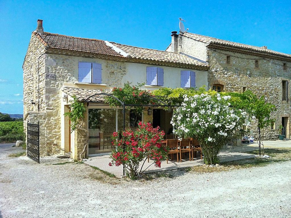 Maison de vacances Maison de 3 chambres avec piscine partagee jardin clos et wifi a Saint Victor la Coste 18 Rue du Vernet, 30290 Saint-Victor-la-Coste