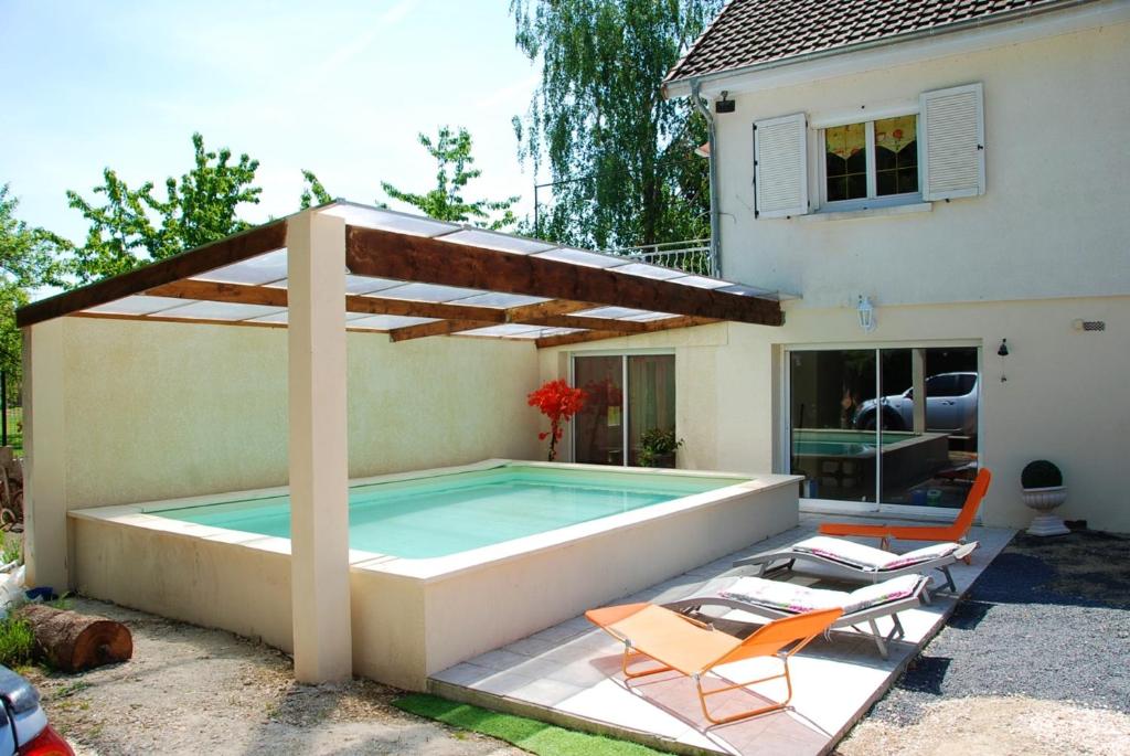 Maison de vacances Maison de 3 chambres avec piscine privee jardin clos et wifi a Thieblemont Faremont 82 Grande Rue, 51300 Thiéblemont-Farémont