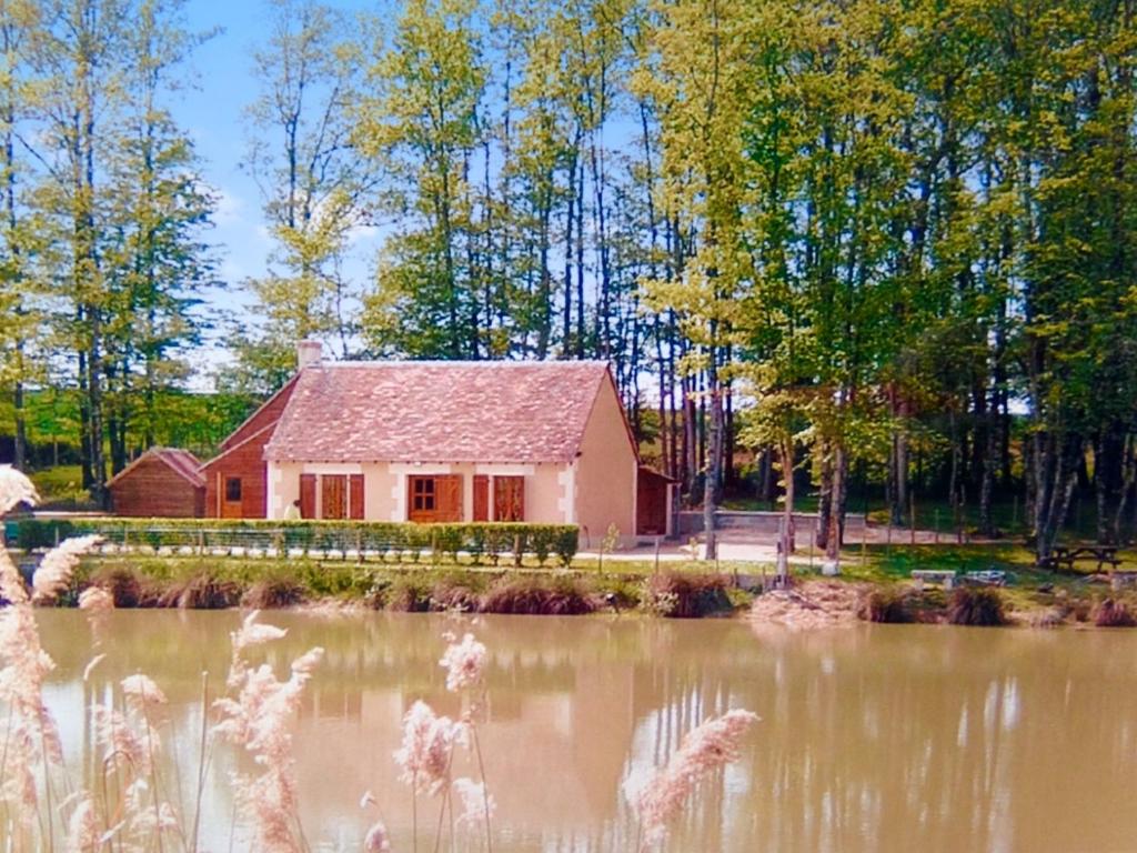 Maison de vacances Maison de 3 chambres avec vue sur le lac piscine partagee et jardin clos a Villentrois Faverolles en Berry Mossay, 36360 Faverolles