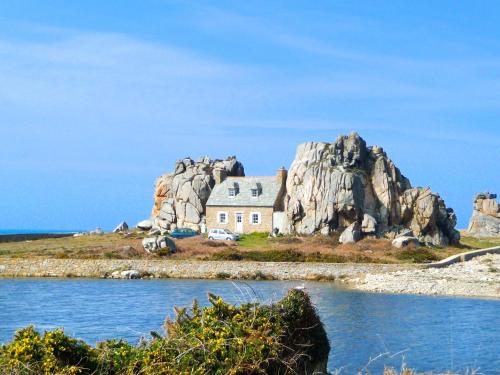 Maison de 4 chambres avec jardin amenage a Plougrescant a 2 km de la plage Plouguiel france