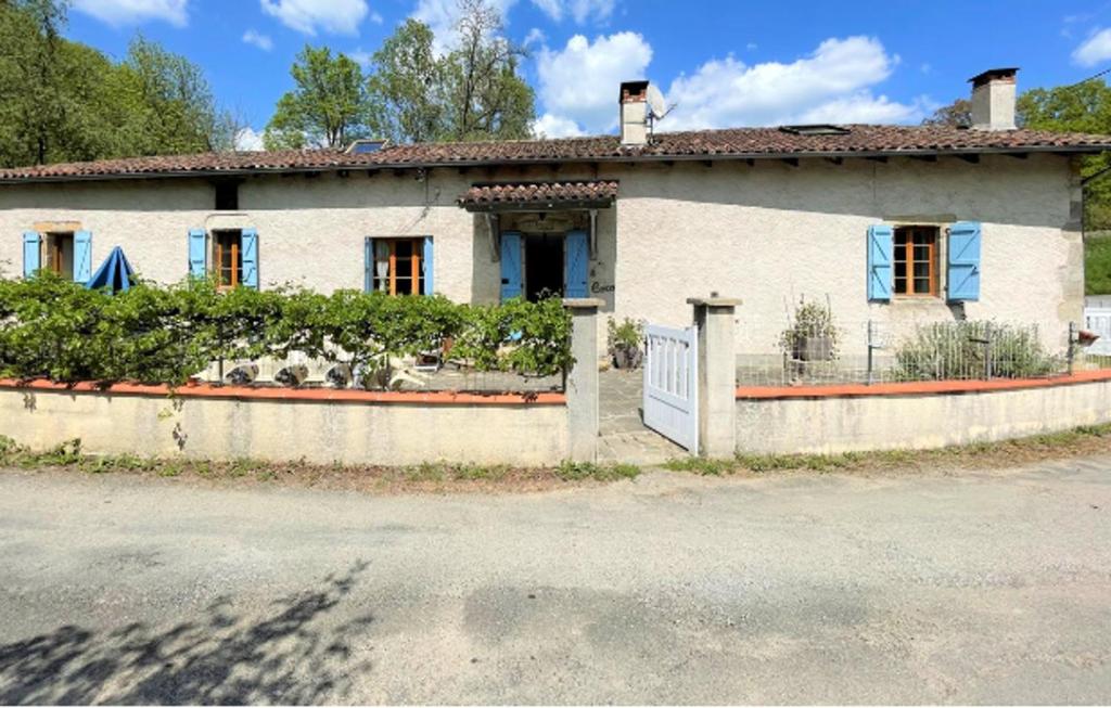 Maison de vacances Maison de 4 chambres avec jardin amenage et wifi a Bagnac sur Cele Moulin de bouluech, 46270 Linac