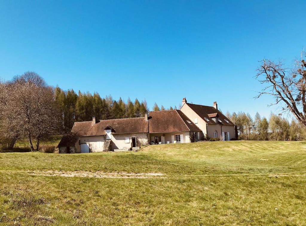 Maison de vacances Maison de 4 chambres avec piscine privee jardin amenage et wifi a La Tagniere Le paroy, 71190 La Tagnière