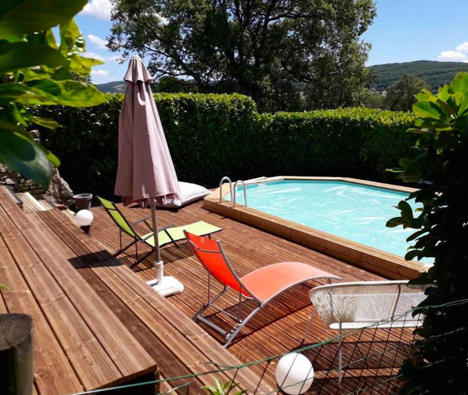 Maison de vacances Maison de 4 chambres avec piscine privee jardin clos et wifi a Pierrefiche Pierrefiche d'Olt, 12130 Pierrefiche