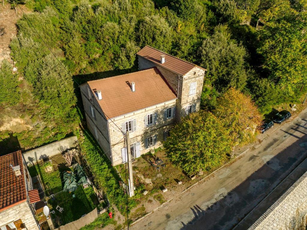 Maison de vacances Maison de 4 chambres avec terrasse amenagee et wifi a Levie Alta Rocca Point Chaud, 20170 Levie