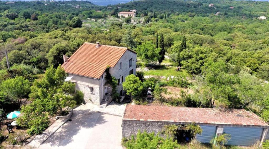 Maison de vacances Maison de 5 chambres avec jardin amenage a Les Vans 1496 Chemin du Bas Gras, 07140 Les Vans