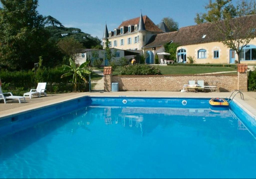 Maison de vacances Maison de 5 chambres avec piscine partagee et terrasse amenagee a Queyssac Lieu dit Corail, 24140 Queyssac