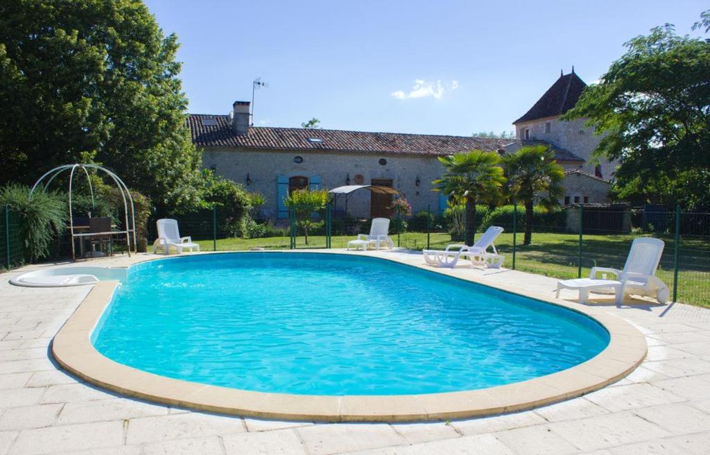 Maison de vacances Maison de 5 chambres avec piscine privee jacuzzi et jardin clos a Thenac Lieu dit cappe Dordogne, Nouvelle-Aquitaine, 24240 Thénac