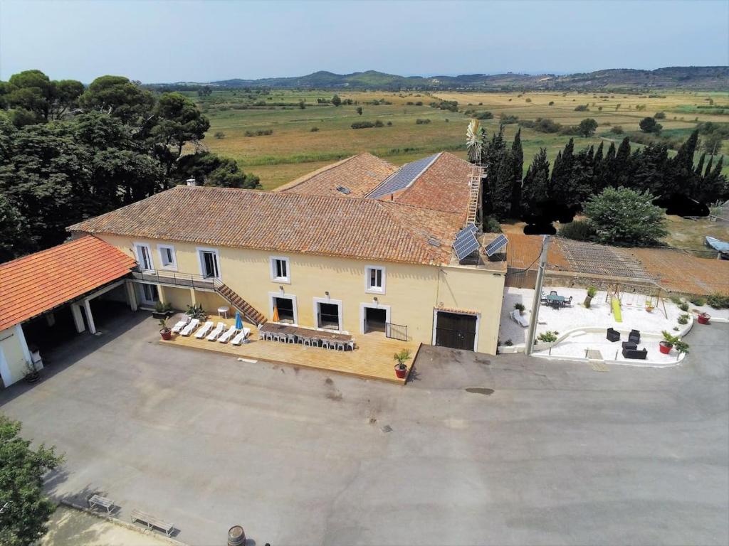 Maison de vacances Maison de 6 chambres avec piscine interieure jardin clos et wifi a Lespignan 10 Route de Fleury Hérault, Occitanie, 34710 Lespignan