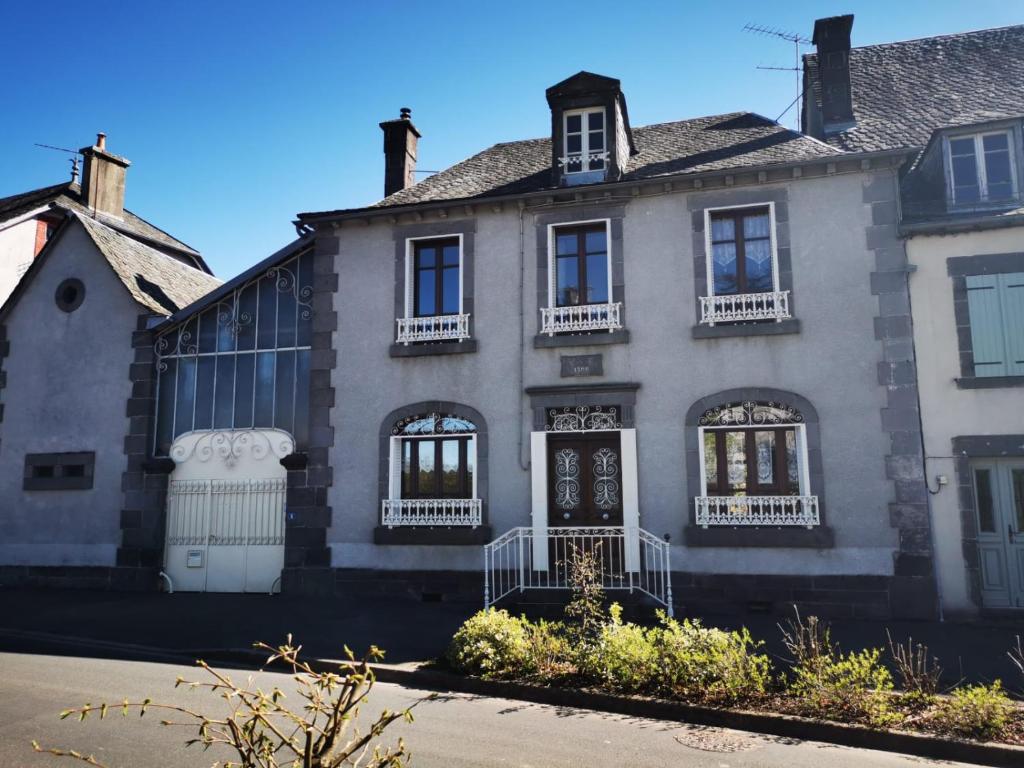Maison de vacances Maison de bourg dans le Cantal 6 Boulevard du Lys, 15350 Champagnac