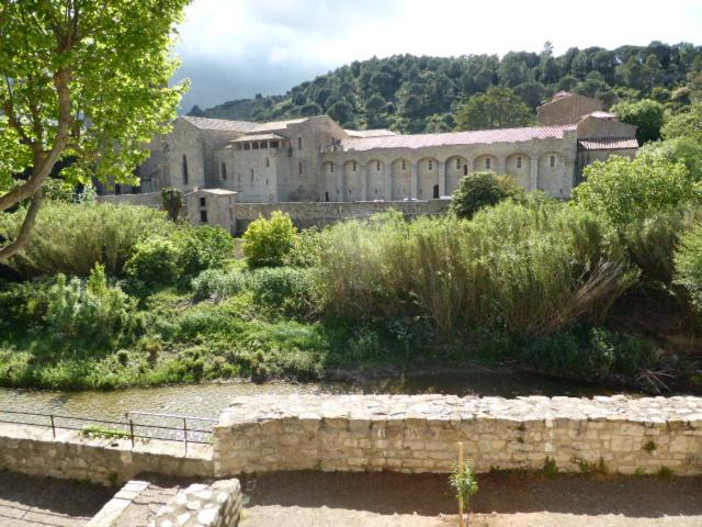 Maison de vacances Maison de caractère face à l abbaye de lagrasse 2 rue des deux ponts, 11110 Lagrasse