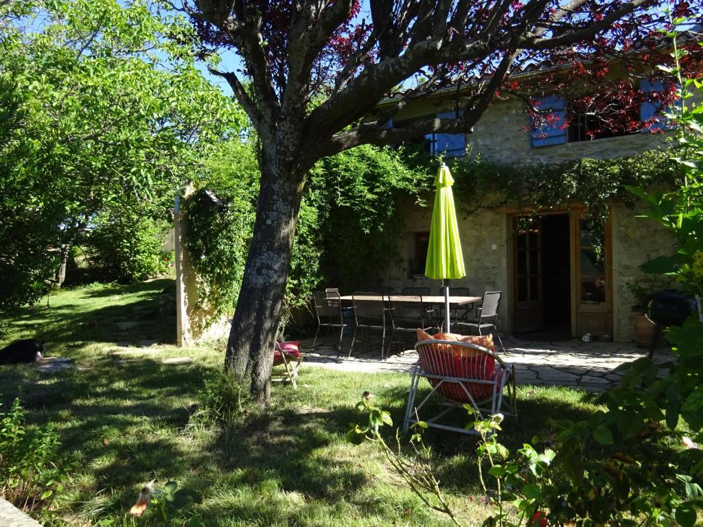 Maison de vacances Maison de charme à Saoû, avec beau jardin au calme 121 Chemin des Cosmes, 26400 Saou