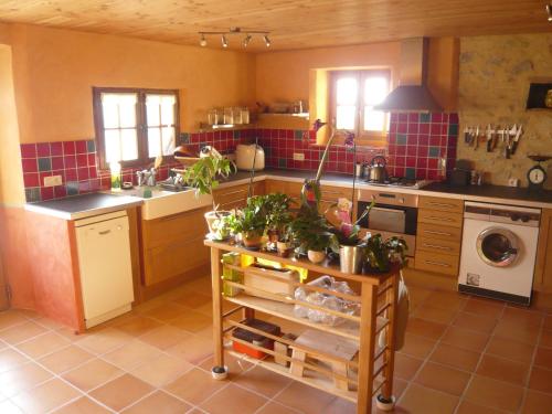 Maison de vacances Maison de charme à Saoû, avec beau jardin au calme 121 Chemin des Cosmes Saou