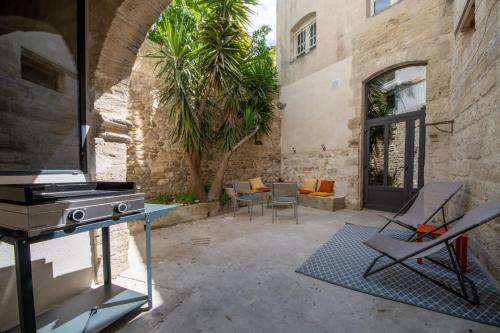 Maison de charme avec patio au coeur historique Villeneuve-lès-Avignon france