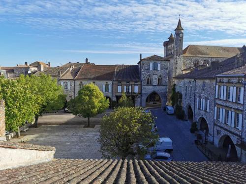 Maison de charme spacieuse, terrasse et vue sur la place Monflanquin france