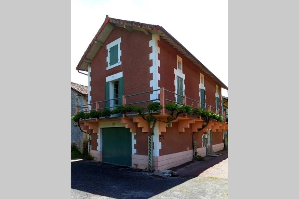 Maison de vacances Maison de location saisonnière en Périgord Vert lieu dit la Varenne, impasse des sabots de bois, 24300 Saint-Front-la-Rivière