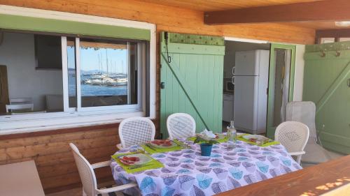 Maison de Pêcheur les pieds dans l'eau Giens Hyères france