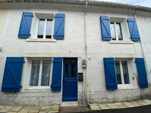 Maison de pêcheurs typique bord de mer CLASSEE 2 ÉTOILES Les Sables dʼOlonne france