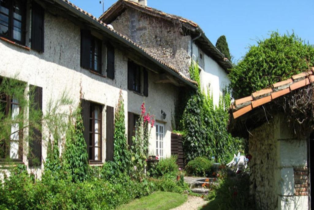 Maison de vacances 12th-century country home perfect for large groups & family get-togethers! Le relais Le bourg 16390 Pillac