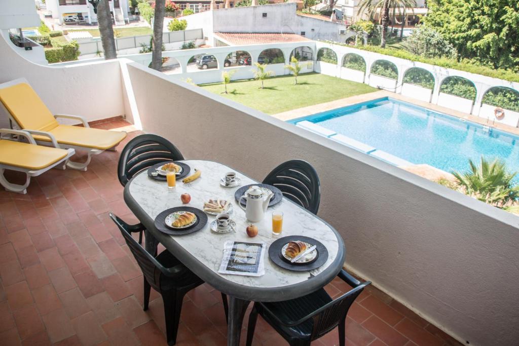 2 Bedroom Apartment in Quarteira with Balcony, Pool and Wi-Fi by Centralgarve 8125-214 Quarteira