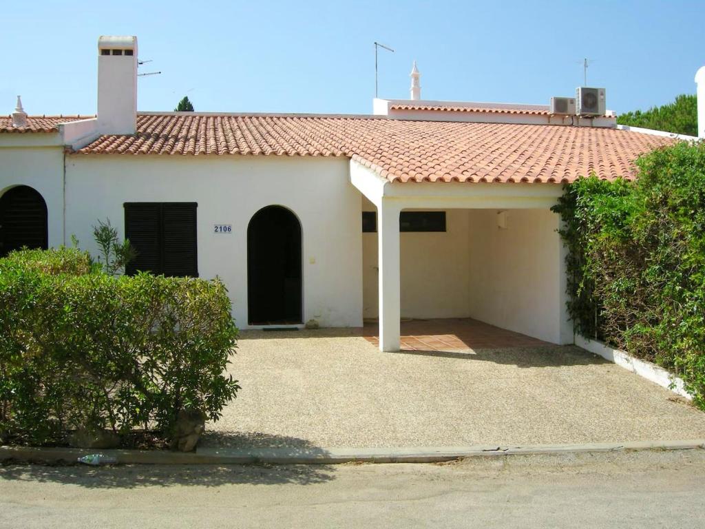 2 bedrooms house at Albufeira 400 m away from the beach with furnished garden Rua dos Portugueses 2106 Faro, 8200-600 Albufeira