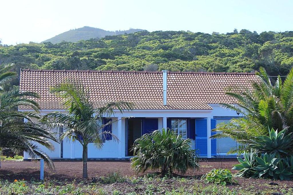 2 bedrooms house with sea view and enclosed garden at Baixa Ninho d'Aguia  - Baixa, 9880-026  Ribeirinha