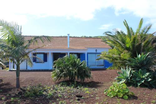 2 bedrooms house with sea view and enclosed garden at Baixa