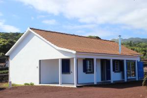 2 bedrooms house with sea view and enclosed garden at Baixa