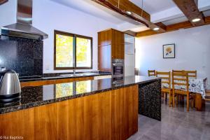 2 bedrooms house with shared pool enclosed garden and wifi at Monchique