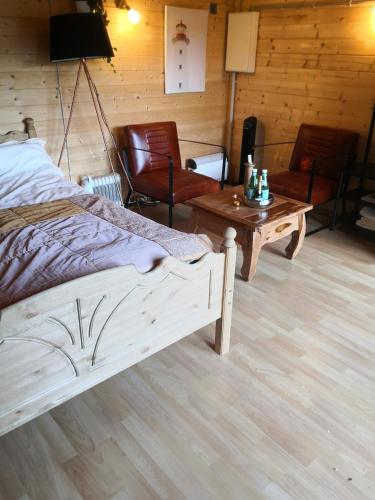 25qm ATRIUM Holz-Bungalow- NATUR PUR- NEUES MASSIVHOLZ BETT- Juni 2022- Objekt optimiert!