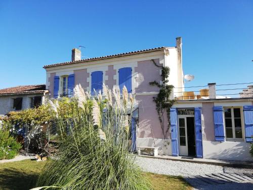 3 Bed Gite with private pool & garden in Nantille