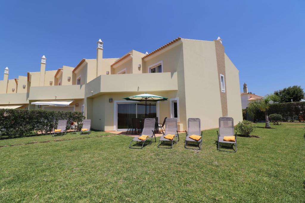 3-Bed Townhouse with pool in Albufeira Balaia Beco do Ze Bento, 8200-315 Albufeira